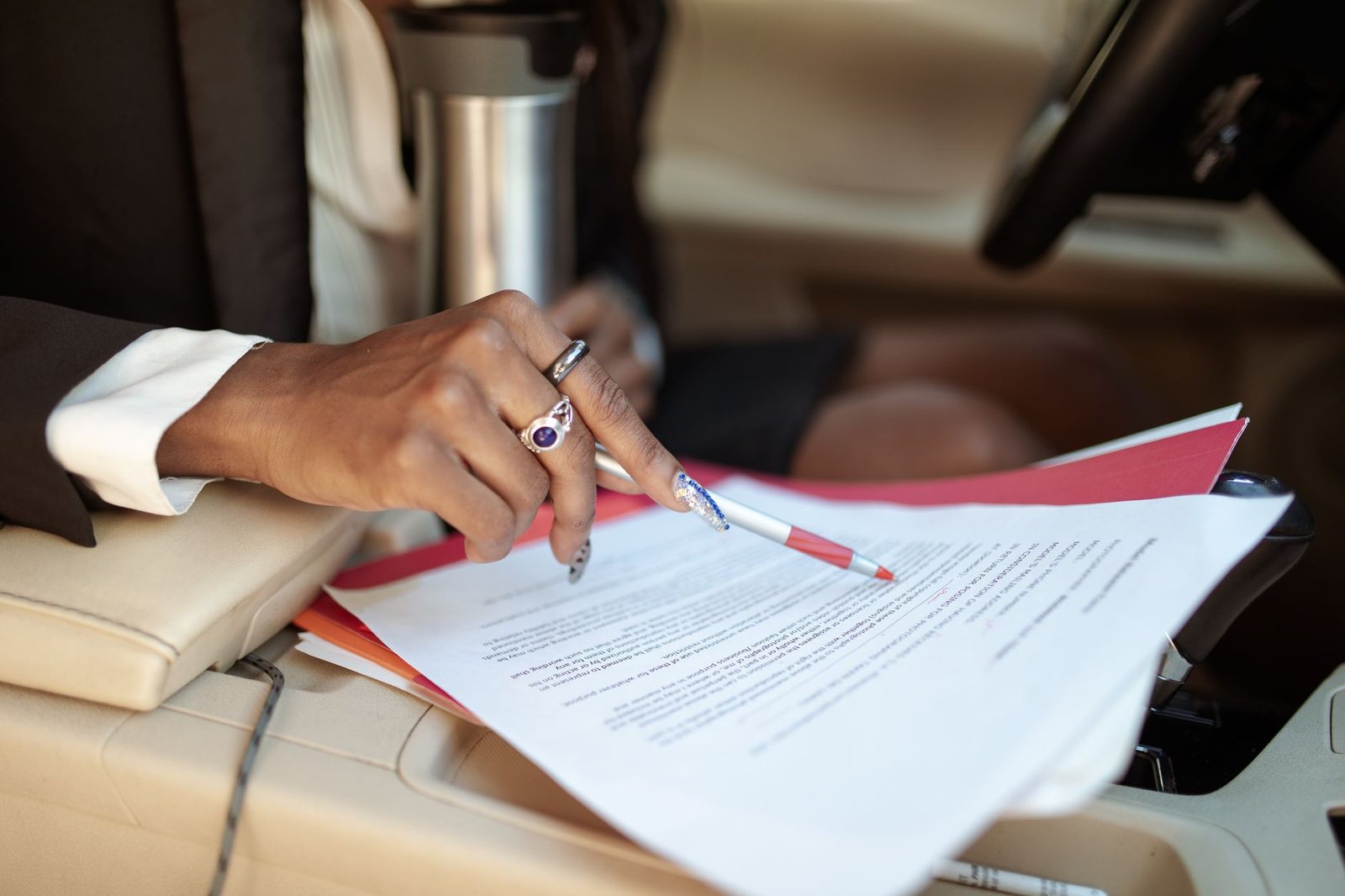 Detalle de la firma de los documentos de un crédito automotriz